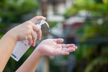 Mikrop, bakteri ve virüs yayılmasını önlemek için el yapımı alkol spreyi ya da anti bakteri spreyi. Jel, Corona virüsünün hijyen önleyici ellerini ovala. Enfeksiyon ve konuksever konsept.