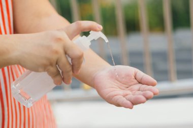 Mikrop, bakteri ve virüs yayılmasını önlemek için el yapımı alkol spreyi ya da anti bakteri spreyi. Jel, Corona virüsünün hijyen önleyici ellerini ovala. Enfeksiyon ve konuksever konsept.