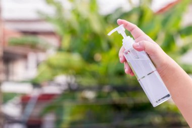 Mikrop, bakteri ve virüs yayılmasını önlemek için el yapımı alkol spreyi ya da anti bakteri spreyi. Jel, Corona virüsünün hijyen önleyici ellerini ovala. Enfeksiyon ve konuksever konsept.