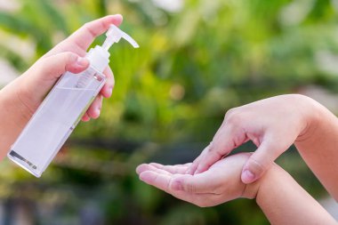 Mikrop, bakteri ve virüs yayılmasını önlemek için el yapımı alkol spreyi ya da anti bakteri spreyi. Jel, Corona virüsünün hijyen önleyici ellerini ovala. Enfeksiyon ve konuksever konsept.