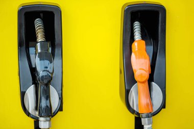 Yakıt Pompası, Benzin İstasyonu, Gasoline. Beyaz arka planda izole edilmiş renkli benzin pompası, sıcak güneş batımında hizmet veren benzin istasyonu. Asya 'da yakıt ikmal tesisi.