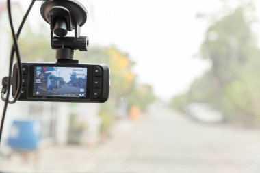 Trafik kazasının güvenliği için güvenlik kamerası. Otoyolda araba süren bir video kaydedici. Ön cama monte edilmiş bir araç konsolu acil bir durum durumunda trafiği kaydediyor. .