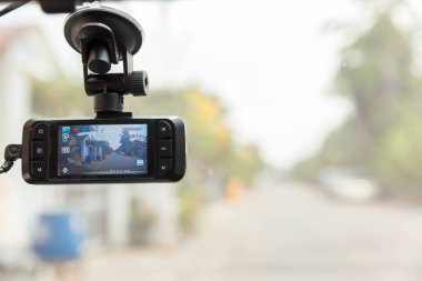Trafik kazasının güvenliği için güvenlik kamerası. Otoyolda araba süren bir video kaydedici. Ön cama monte edilmiş bir araç konsolu acil bir durum durumunda trafiği kaydediyor. .