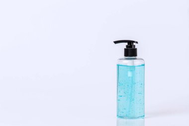 Alkol jeli şişesi ya da el dezenfektanı şişe dezenfektanı antibakteri ve virüs için el temizleyicisi. El hijyen virüsü koruması için Coronavirus önleme tıbbi el dezenfektanı jeli. 