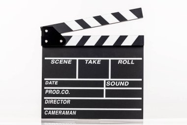 Film alkışları beyaz arka planda izole edilmiş bir şekilde açılıp kapanıyor. Tahta tahtası gösterildi. Gerçekçi film klasmanı. Alkış tahtası kırpma yolu da dahil olmak üzere izole edildi. nesne ve resimleme için resim