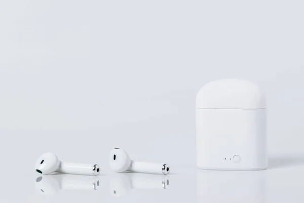 Бездротові Навушники Bluetooth Зарядний Чохол Білі Навушники Бездротові Навушники Навушники — стокове фото