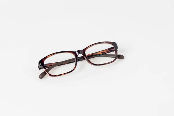 白を基調としたモダンなメガネ 単一の黒と赤の眼鏡 オブジェクトとコピースペースのための白い背景画像上の眼鏡 — ストック写真