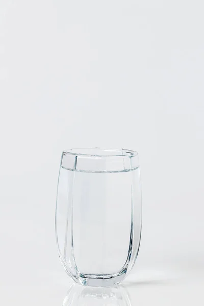 Vaso Con Agua Sobre Fondo Blanco Vaso Agua Mineral Sobre — Foto de Stock