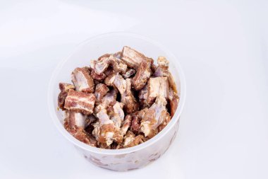 Soslu domuz pirzolası dilimlere ayrıldı. Sarımsaklı kızarmış domuz kemiği. .