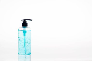 Alkol jeli şişesi ya da el dezenfektanı şişe dezenfektanı antibakteri ve virüs için el temizleyicisi. El hijyen virüsü koruması için Coronavirus önleme tıbbi el dezenfektanı jeli
