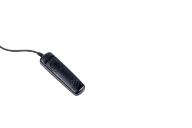 Kamera kablosu uzaktan kumandası beyaz arkaplanda izole edildi. DSLR kamerasının uzaktan kumanda paneli anahtarı. Beyaz arkaplanda uzak kamera deklanşörü sürümü.