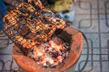 Tay nehri karidesleri mangal ızgarasında ızgara yapıp ızgara yapıyorlar. Büyük ızgara ıstakoz. Tay Caddesi 'ndeki yemek pazarında kömür ocağında pişiyor. Izgara Dev Karides..