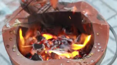 Tay nehri karidesleri mangal ızgarasında ızgara yapıp ızgara yapıyorlar. Büyük ızgara ıstakoz. Tay Caddesi 'ndeki yemek pazarında kömür ocağında pişiyor. Izgara Dev Karides..