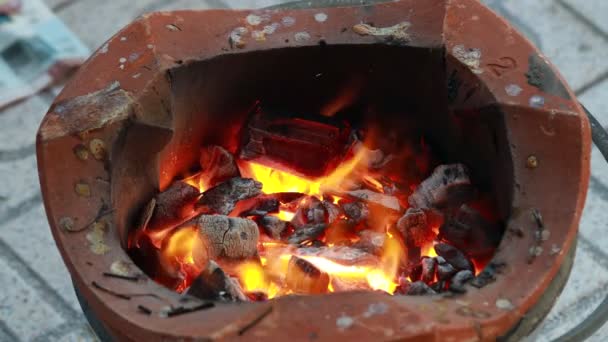 炭を保存します グリル 炭ストーブ燃焼中の石炭のオレンジ色の炎 固体ストーブでグリルする準備ができてブラジル炭燃焼 夜はクリームと暖かい感じ — ストック動画