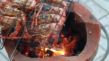 Tay nehri karidesleri mangal ızgarasında ızgara yapıp ızgara yapıyorlar. Büyük ızgara ıstakoz. Tay Caddesi 'ndeki yemek pazarında kömür ocağında pişiyor. Izgara Dev Karides..