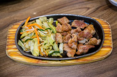 Saikoro bifteği ve Soya soslu karışık sebze. Sarımsaklı Saikoro Bifteği: Saikoro Bifteği: orta pişmiş zar wagyu soslu ve sıcak havuçlu.