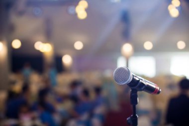 mikrofon konferans odasında sahnede.