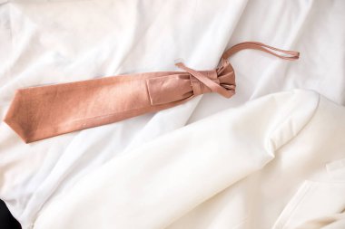 açık arkaplanda papyon ve kravat ile beyaz ipek kumaş.