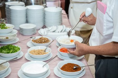 Bir şefin ellerini kapayın ve lezzetli bir tabakla tutun.