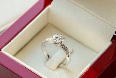 Beyaz arkaplanda pırlanta yüzükler