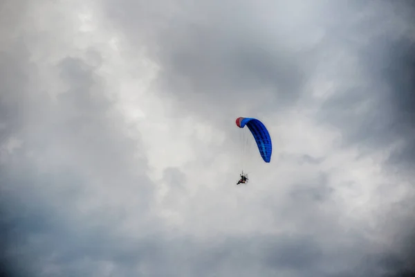Gökyüzünde Uçan Paraglider — Stok fotoğraf