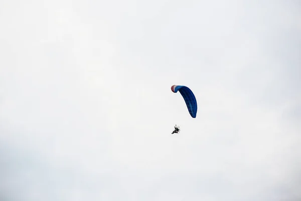 Gökyüzünde Uçan Paraglider — Stok fotoğraf