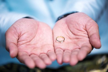 Bir çiftin elinde alyanslar