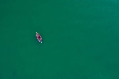 Sahilde yüzen güzel bir teknenin hava manzarası.