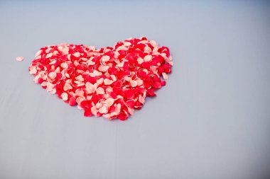 Beyaz arka planda kalp şeklinde kırmızı kalpler. Sevgililer Günü.