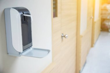 Beyaz kapısı ve penceresi olan modern tuvalet odası.