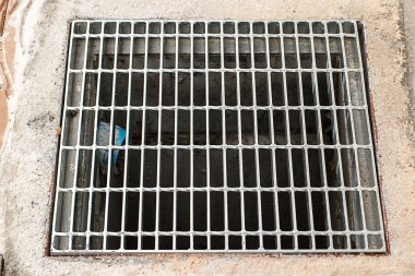 Çatısı delikli metal boru.
