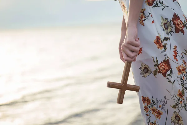 Woman Holding Wooden Cross Beach — Stok fotoğraf
