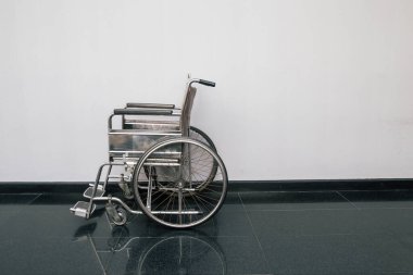 Odada tekerlekli sandalye