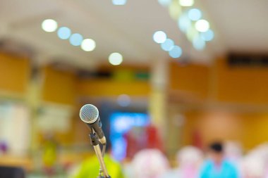 Mikrofon ve hoparlörlü konferans salonu