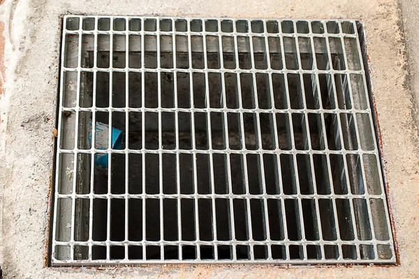 Eski paslı metal ızgara sokakta