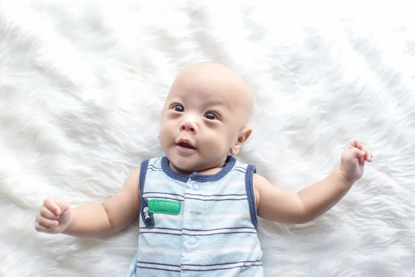 Menino Bonito Deitado Cama — Fotografia de Stock