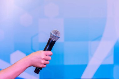 mikrofon konferans salonunun arka planında
