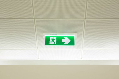 Beyaz arka planı olan yeşil acil çıkış işareti