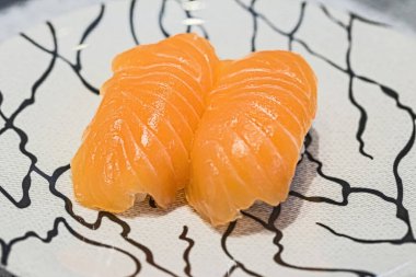 Suşi beyaz arka planda yuvarlanıyor.