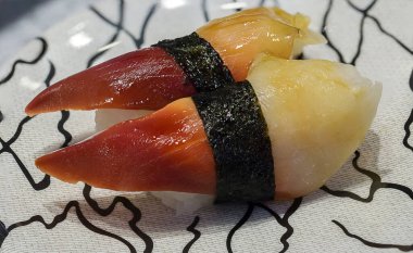 Suşi tabakta yuvarlanıyor.