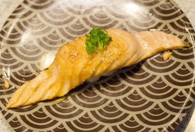 Limonlu ve naneli ızgara somon.