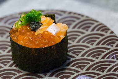 Somon ve havyarlı suşi.