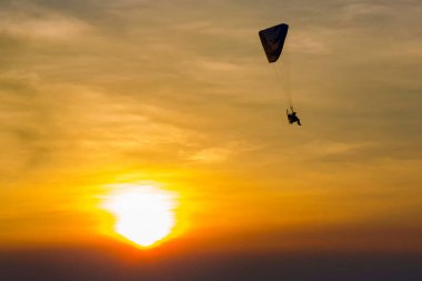 Gökyüzünde uçan paraglider