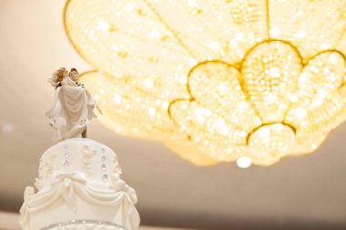 Kilisenin arka planında beyaz melek heykeli