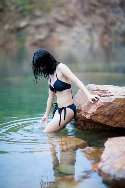 Beautiful Young Woman Black Swimsuit Posing Beach — Stock Photo, Image