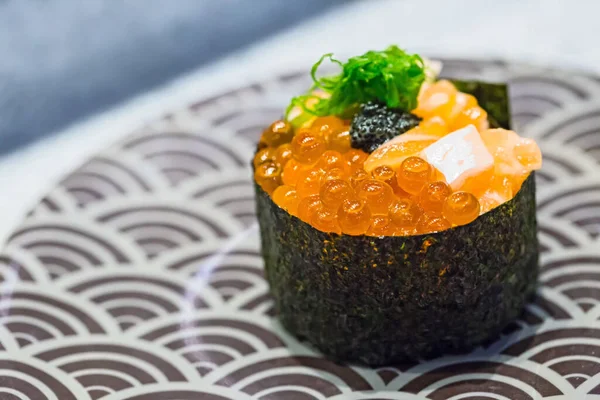 Rotolo Sushi Con Salmone Caviale — Foto Stock