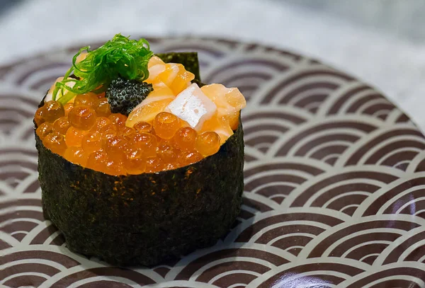Rotolo Sushi Con Salmone Caviale — Foto Stock