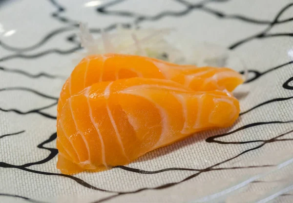 Sushi Salmão Uma Chapa Branca — Fotografia de Stock