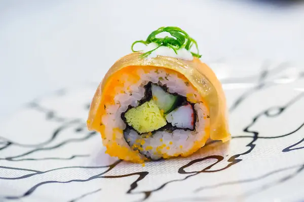 Rotolo Sushi Con Salmone Avocado — Foto Stock