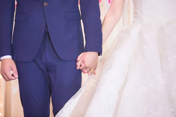 Невеста Жених Держатся Руки День Свадьбы — стоковое фото